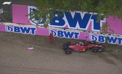GP Imola, Sainz a muro nel Q2: sessione finita per lui