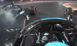 FOTO - GP Qatar - Harakiri Mercedes in curva uno. Ritiro per Hamilton - GP Qatar - La Mercedes si elimina da sola in curva uno. Hamilton fuori