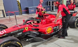 GP Qatar - Prime immagini dal circuito - Ecco Ferrari, Mercedes, Red Bull e McLaren - GP Qatar - Prime immagini dal circuito - Confronto ali posteriori