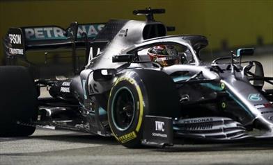 GP Singapore, Hamilton in passeggiata, alle sue spalle lotta Ferrari-Red Bull