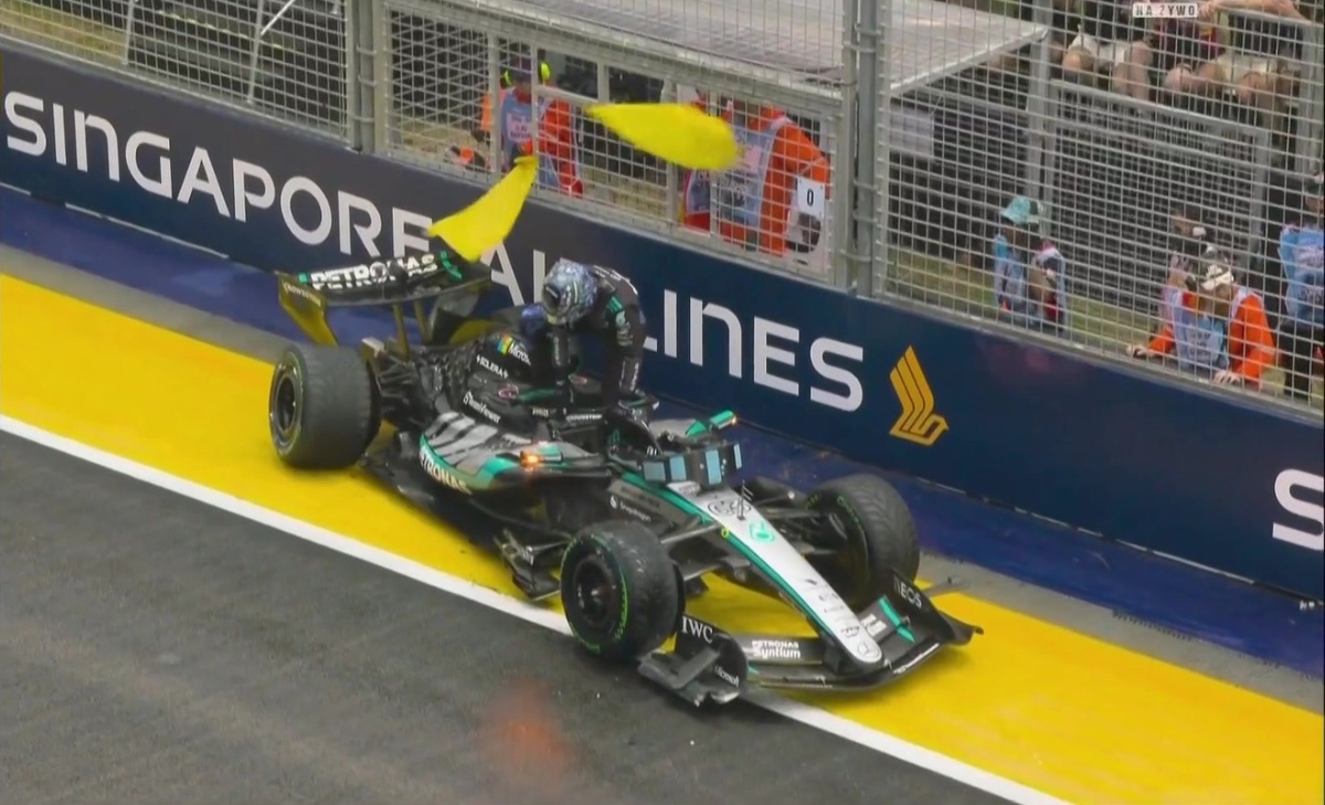 GP Singapore, Russell a muro nella Sprint Race