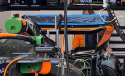 GP Singapore - Setup e prime immagini dal circuito. La McLaren nasconde l'ala