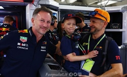 GP Ungheria - Un piccolo tifoso piange per l'incidente di Perez e la Red Bull lo rincuora