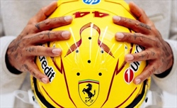 Grazie, Lewis! Hamilton porta il giallo di Senna su una Ferrari, e dà un indizio sulla livrea 2025?