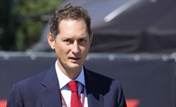 Guerra in casa Ferrari, a John Elkann la prima vittoria