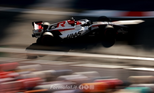 Haas, Sepang è un altro esame: caldo e pioggia mettono alla prova il team - Haas, Sepang è un altro esame: caldo e pioggia mettono alla prova il team