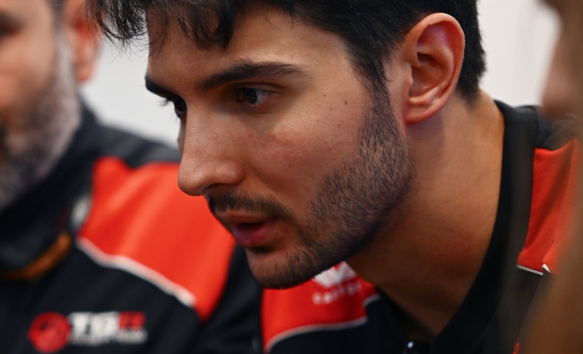 Haas troverà il problema che blocca la VF26 di Ocon?