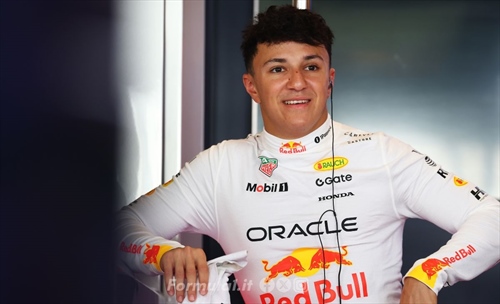 Hadjar accetta la sfida: «Con Verstappen? Sarò più lento, ma partiremo tutti da zero»