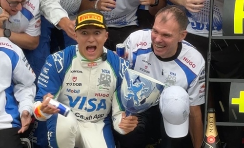 Hadjar, primo podio in Formula 1 ma la coppa va in frantumi