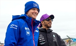 Hamilton accoglie Mick Schumacher: «Una vittoria per la Mercedes»