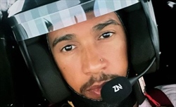 Hamilton, arriva la reazione social: «Diciamo f**k a chi vorrebbe vederci mollare»