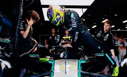 Hamilton: «Aspetto la Ferrari, ma ora sono concentrato sulla Mercedes»