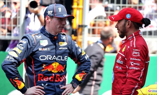 Hamilton avvisa Norris e Piastri: «Dovete essere spietati con Max»