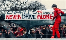 Hamilton chi? L'abbraccio dei tifosi Ferrari a Leclerc: «Non sarai mai solo» - Hamilton chi? L'abbraccio dei tifosi Ferrari a Leclerc: «Non sarai mai solo»
