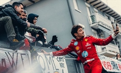 Hamilton chi? L'abbraccio dei tifosi Ferrari a Leclerc: «Non sarai mai solo» - Hamilton chi? L'abbraccio dei tifosi Ferrari a Leclerc: «Non sarai mai solo»