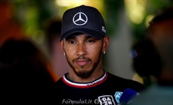 Hamilton chiede di cessare il fuoco in Palestina: «Non possiamo stare in silenzio»