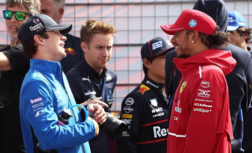 Hamilton come mentore della nuova generazione: «Ci sarò sempre per i giovani»