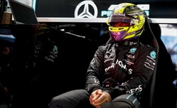 Hamilton commenta il sorpasso di Russell: «Ero un bersaglio facile»