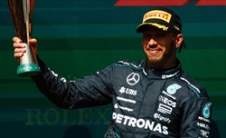 Hamilton commenta la vittoria ereditata: le parole sui social
