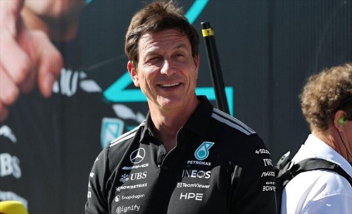 Hamilton consegna già i Mondiali alla Mercedes, ma Wolff lo frena