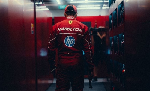 Hamilton contro la FIA: «Il giubbotto refrigerante non deve essere obbligatorio»