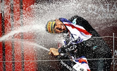 Hamilton cuore d'oro: all’asta per beneficenza l’orologio indossato a Silverstone. Le cifre - Hamilton cuore d'oro: all’asta per beneficenza l’orologio indossato a Silverstone. Le c