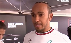 Hamilton: «Dobbiamo unirci contro la Ferrari». E lancia una frecciatina a Russell - Hamilton: «Dobbiamo unirci contro la Ferrari». E lancia una frecciatina a Russell