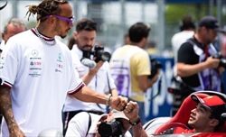 Hamilton e il 2023: «Mi piace pensare che batteremo la Red Bull. Ferrari? Segnali forti» - Hamilton e il 2023: «Mi piace pensare che batteremo la Red Bull. Ferrari? Spero sia forte»