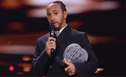 Hamilton e l'incredibile fraintendimento: ha «regalato» il premio a un fan - Hamilton e l'incredibile fraindentimento: ha «regalato» il premio a un fan