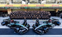 Hamilton fa un regalo a ogni persona in Mercedes: le foto delle stampe uniche