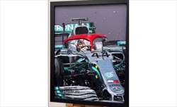 Hamilton fa un regalo a ogni persona in Mercedes: le foto delle stampe uniche - Hamilton fa un regalo a ogni persona in Mercedes: le foto delle stampe uniche