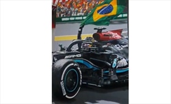 Hamilton fa un regalo a ogni persona in Mercedes: le foto delle stampe uniche - Hamilton fa un regalo a ogni persona in Mercedes: le foto delle stampe uniche