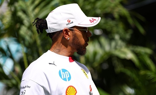 Hamilton-Ferrari, è guerra: «Volete che faccia passare anche Sainz?»