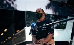 Hamilton frustrato al termine del venerdì australiano: Nessuna modifica sembra funzionare sulla W13