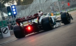 Hamilton frustrato al termine del venerdì australiano: Nessuna modifica sembra funzionare sulla W13 - Hamilton frustrato al termine del venerdì australiano: Nessuna modifica sembra funzionare sulla W13