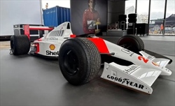 Hamilton guiderà la McLaren di Senna: il riannodarsi dei fili spezzati