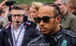 Hamilton ha 'tradito' la fiducia Mercedes, Villeneuve: «Non se l'aspettavano da Lewis»