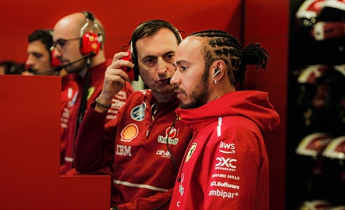 Hamilton, la Ferrari fa emergere un lato raffazzonato e sconveniente a noi sconosciuto - Hamilton, la Ferrari fa emergere un lato raffazzonato e sconveniente del pilota