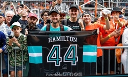 Hamilton: «La macchina migliora costantemente. Quest'anno possiamo vincere una gara» - Hamilton: «La macchina migliora costantemente. Quest'anno possiamo vincere una gara»