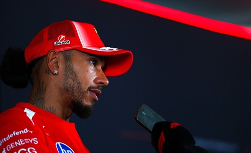 Hamilton: «La SF-26 è migliorata, ora dobbiamo eseguire tutto al meglio»