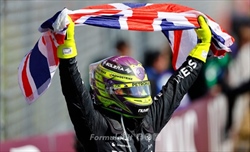 Hamilton ne fa quaranta, la torta Ferrari e gli auguri speciali della Mercedes