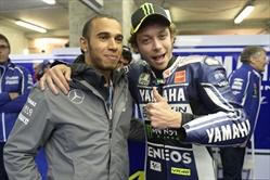 Hamilton ospite di Valentino Rossi a Tavullia - Hamilton sfida Valentino Rossi a Tavullia