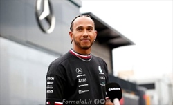 Hamilton ottiene il supporto di Sky nella lotta contro il razzismo: biennale da 30 milioni