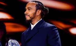 Hamilton protesta contro la FIA: il gesto al galà di Baku