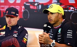 Hamilton provoca: «Verstappen vince perchè non ha mai avuto compagni forti» - Hamilton provoca: «Verstappen vince perchè non ha mai avuto compagni forti»