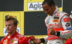 Hamilton punzecchia la McLaren: «Con gli ordini di squadra avrei battuto Raikkonen»