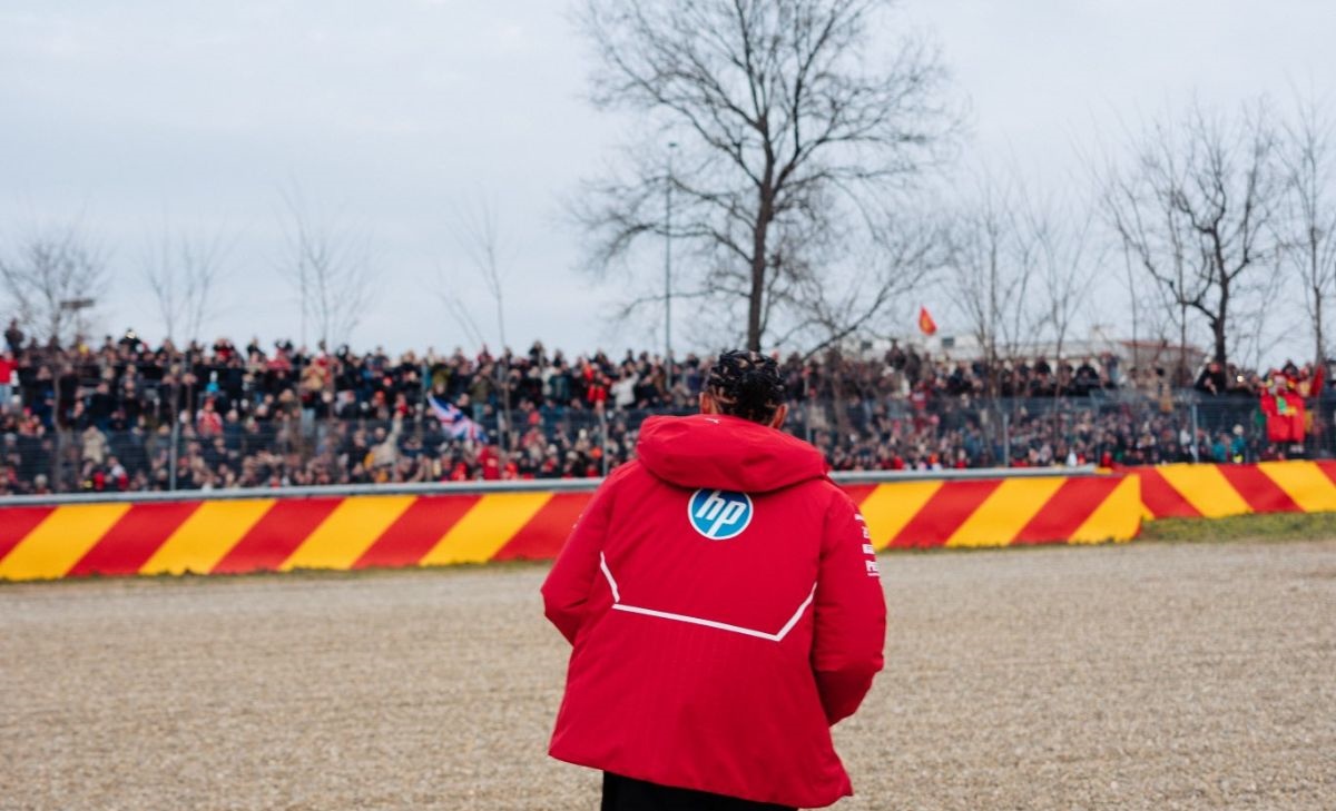Hamilton racconta la sua prima Imola «in rosso»: il commovente messaggio ai Tifosi Hamilton racconta la sua prima Imola «in rosso»: il commovente messaggio ai Tifosi