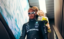Hamilton rallentato dalla W15, Villeneuve: «Lo costringe a pensare troppo»