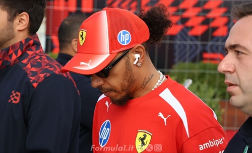 Hamilton realista: «Difficile competere con Mercedes sui rettilinei»