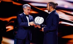 Hamilton riavrà il premio «regalato» a un fan? I dettagli